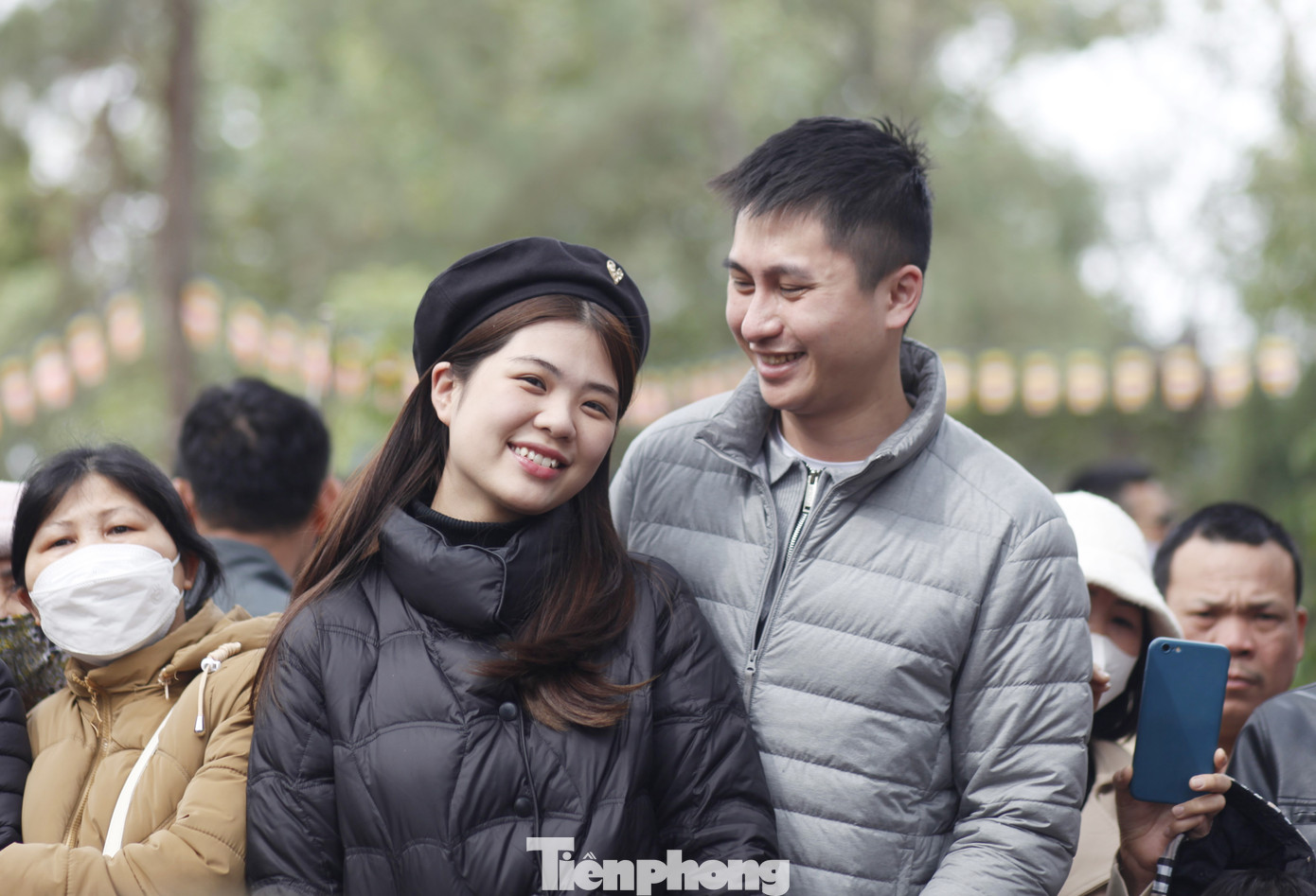 Hai bạn trẻ nghe hát quan họ tại hội Lim. Ảnh: Nguyễn Thắng.