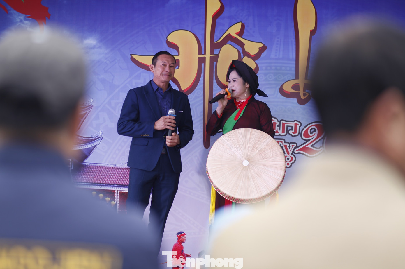 Người dân nghe hát quan họ tại hội Lim. Ảnh: Nguyễn Thắng.