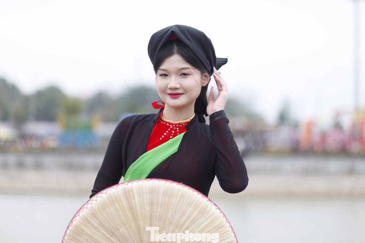 Chị hai quan họ Nguyễn Thị Thanh (22 tuổi) đến từ xã Phú Lâm của huyện Tiên Du. Liền chị Thanh biết hát quan họ từ lúc 5 tuổi. Đây là lần thứ 4, liền chị Thanh tham gia hội Lim. Ảnh: Nguyễn Thắng.