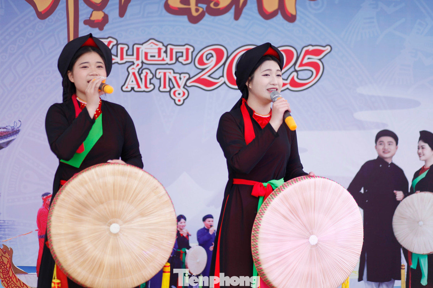 Không chỉ xinh đẹp, các chị hai quan họ còn có giọng hát làm say đắm du khách. Ảnh: Nguyễn Thắng.