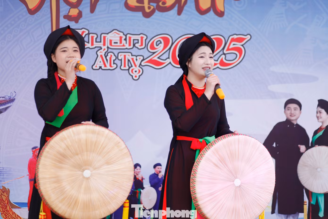 Không chỉ xinh đẹp, các chị hai quan họ còn có giọng hát làm say đắm du khách. Ảnh: Nguyễn Thắng.