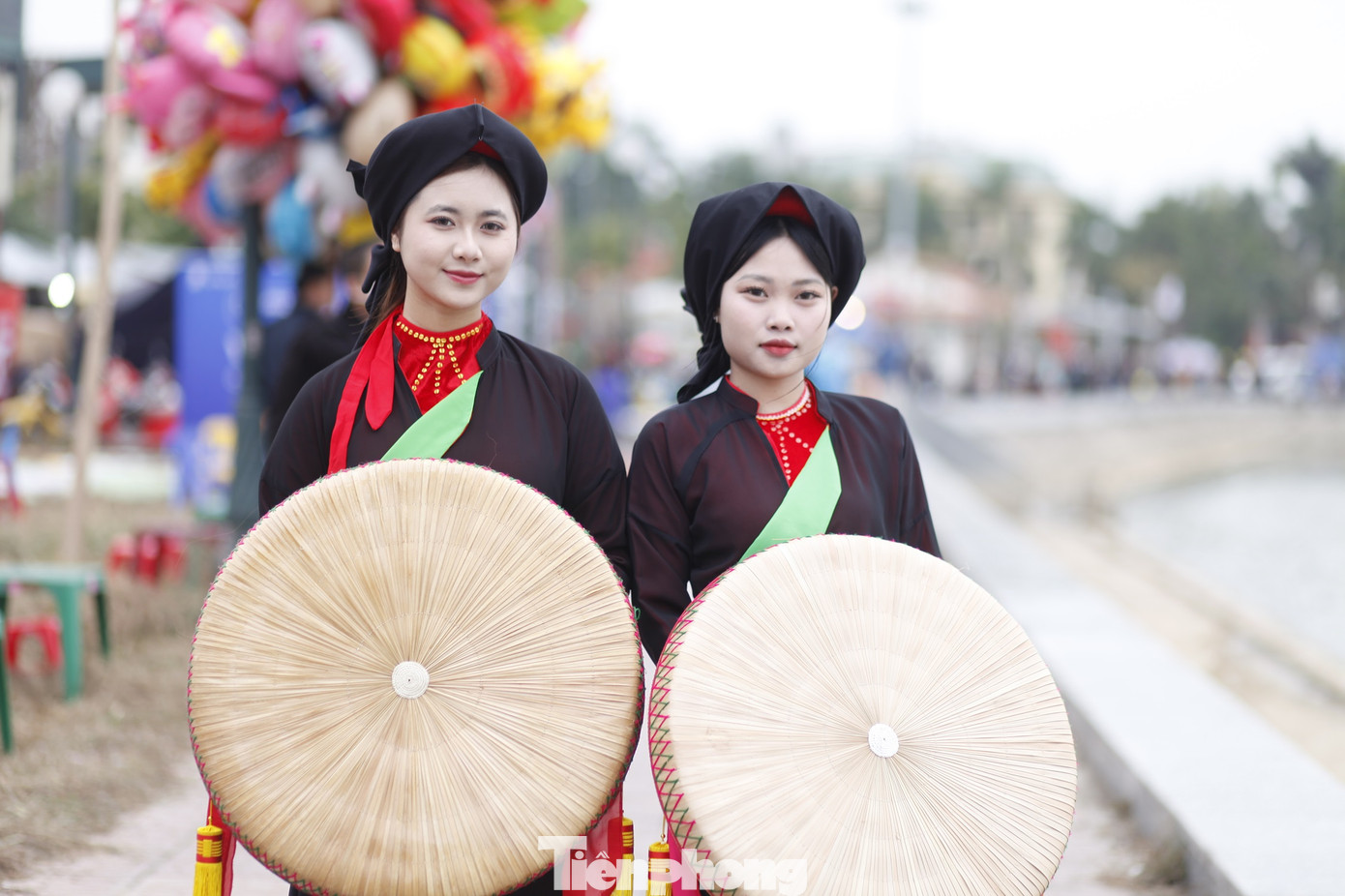 Nhiều chị hai quan họ tại hội Lim khiến du khách chú ý. Ảnh: Nguyễn Thắng.