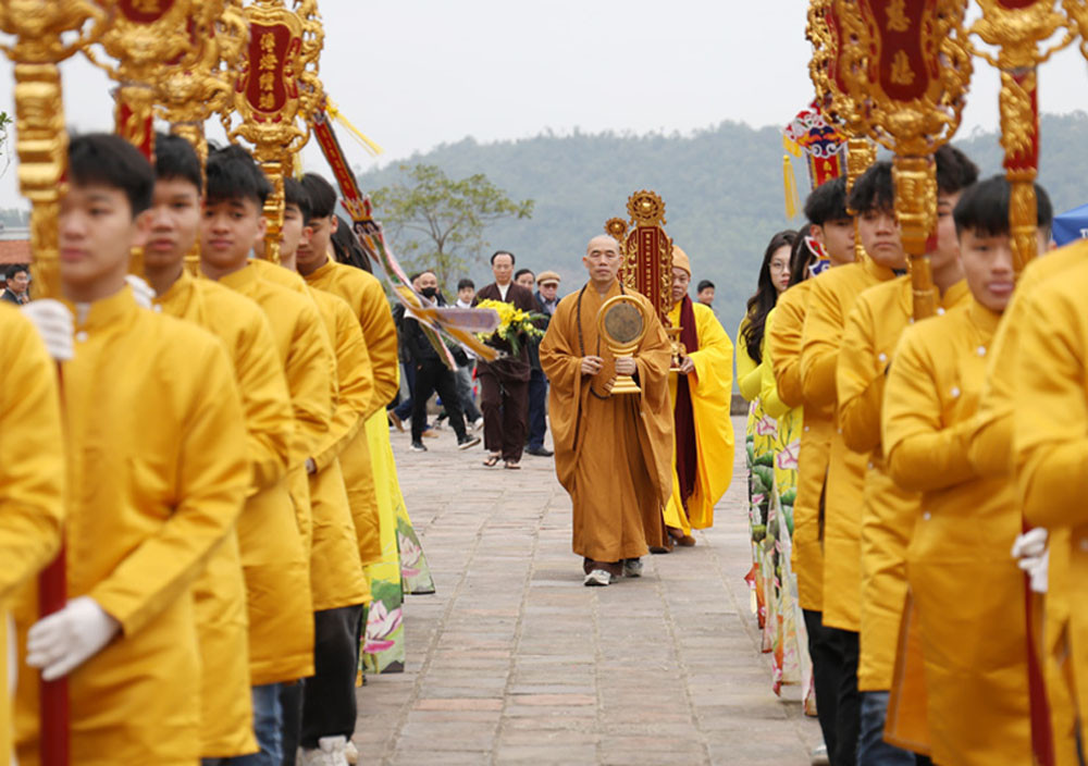 Lễ rước bài vị Tam Tổ Trúc Lâm từ chùa Vĩnh Nghiêm (TP Bắc Giang) lên chùa Hạ, Tây Yên Tử (Sơn Động). Lễ rước bài vị Tam Tổ Trúc Lâm từ chùa Vĩnh Nghiêm (TP Bắc Giang) lên chùa Hạ, Tây Yên Tử (Sơn Động).