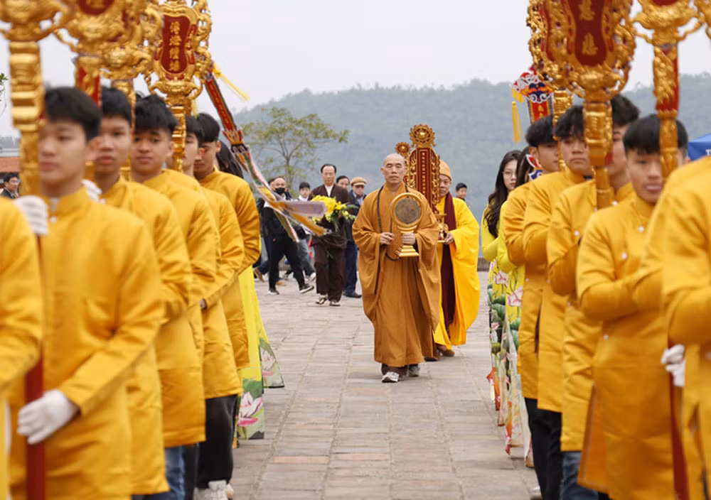 Lễ rước bài vị Tam Tổ Trúc Lâm từ chùa Vĩnh Nghiêm (TP Bắc Giang) lên chùa Hạ, Tây Yên Tử (Sơn Động). Lễ rước bài vị Tam Tổ Trúc Lâm từ chùa Vĩnh Nghiêm (TP Bắc Giang) lên chùa Hạ, Tây Yên Tử (Sơn Động).