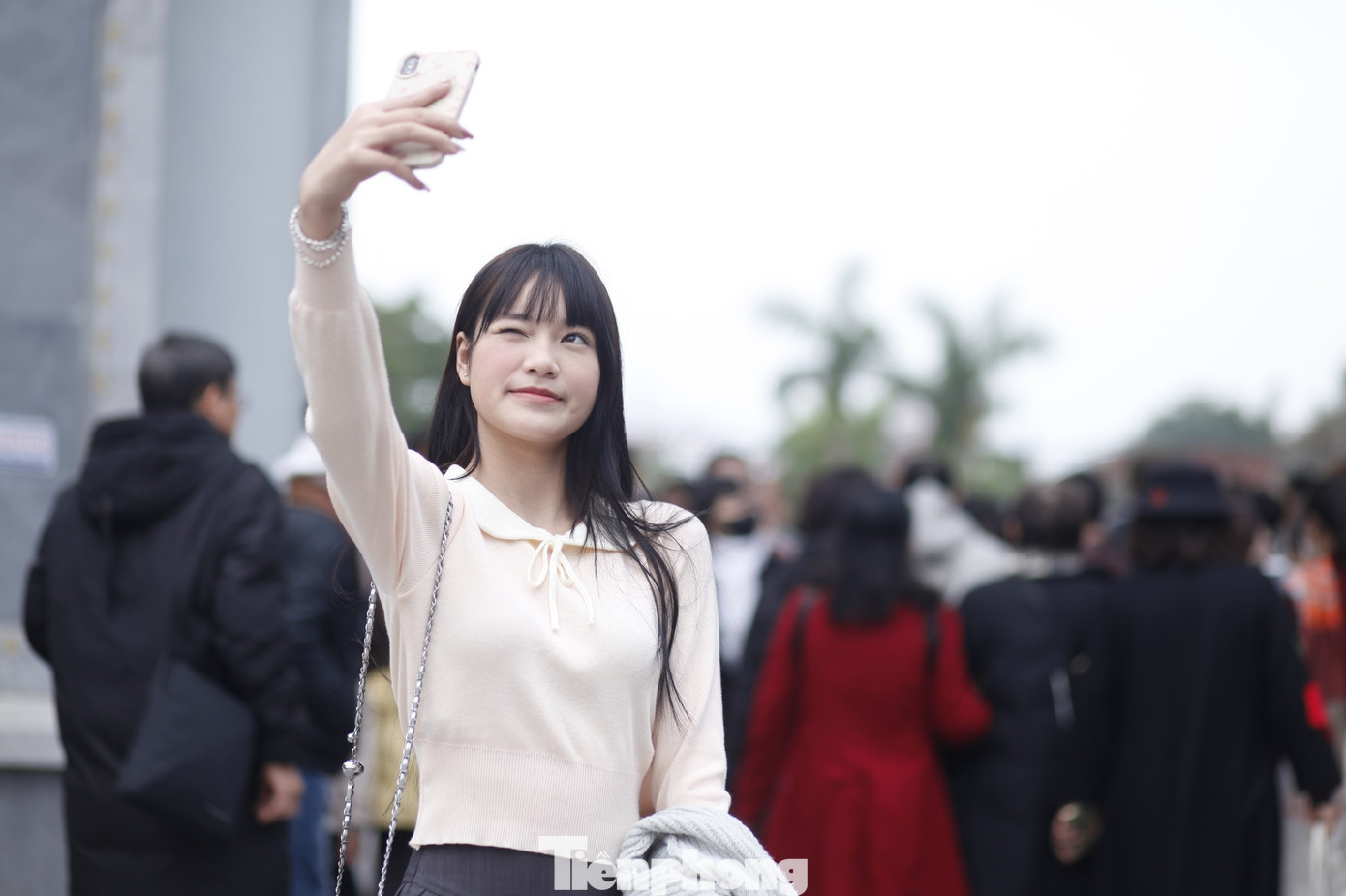 Một bạn trẻ chụp ảnh kỉ niệm tại hội Lim. Ảnh: Nguyễn Thắng.