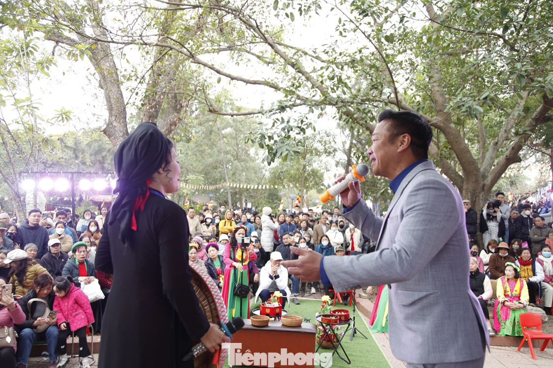 Du khách hát quan họ cùng liền chị tại hội Lim. Ảnh: Nguyễn Thắng.