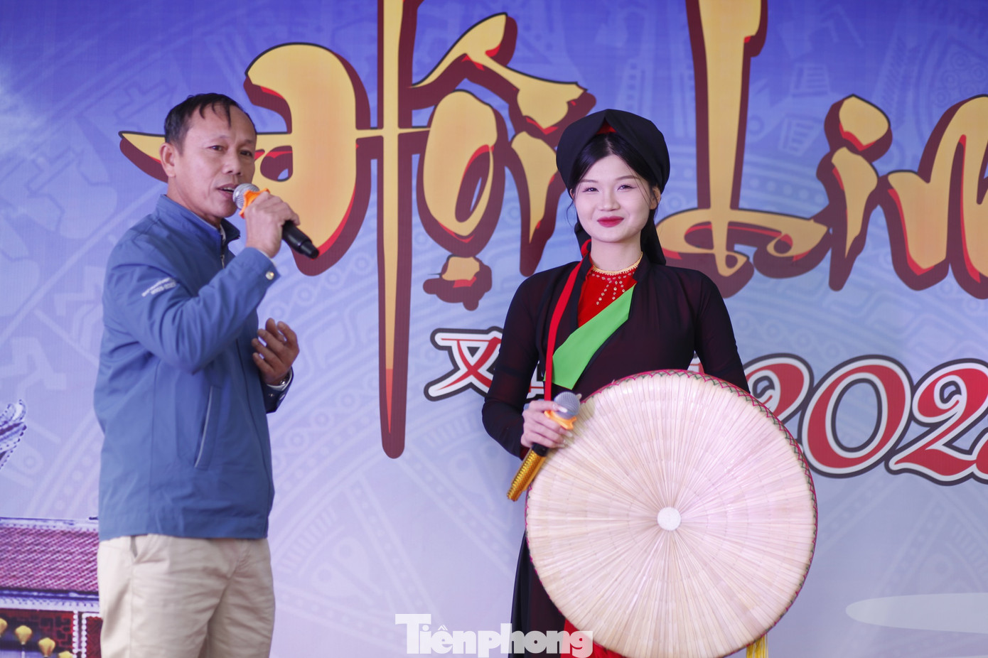 Chị hai Thanh giao lưu hát quan họ với du khách. Liền chị Thanh rất vui vì có nhiều người đến với hội Lim. Ảnh: Nguyễn Thắng.