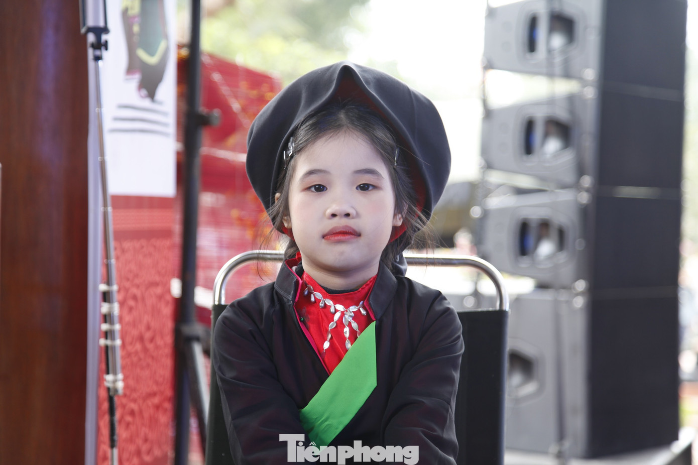 Một liền chị quan họ nhí tại hội Lim. Ảnh: Nguyễn Thắng.