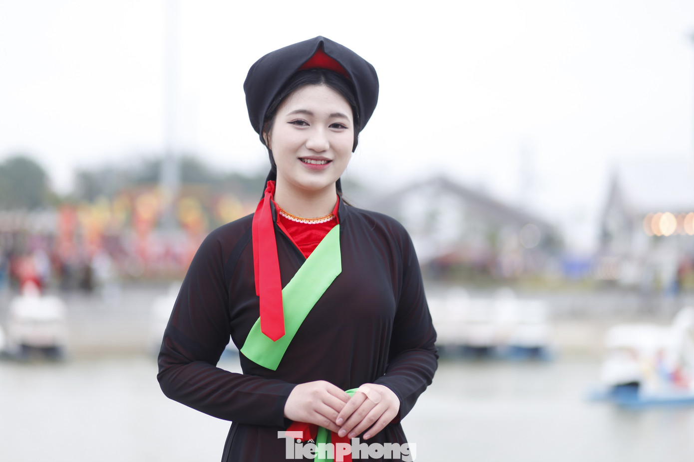 Chị hai quan họ Nguyễn Thị Như Ngọc (17 tuổi) đến từ thôn Lộ Bao, xã Nội Duệ. Liền chị Ngọc biết hát quan họ từ năm lớp 6. Ảnh: Nguyễn Thắng.