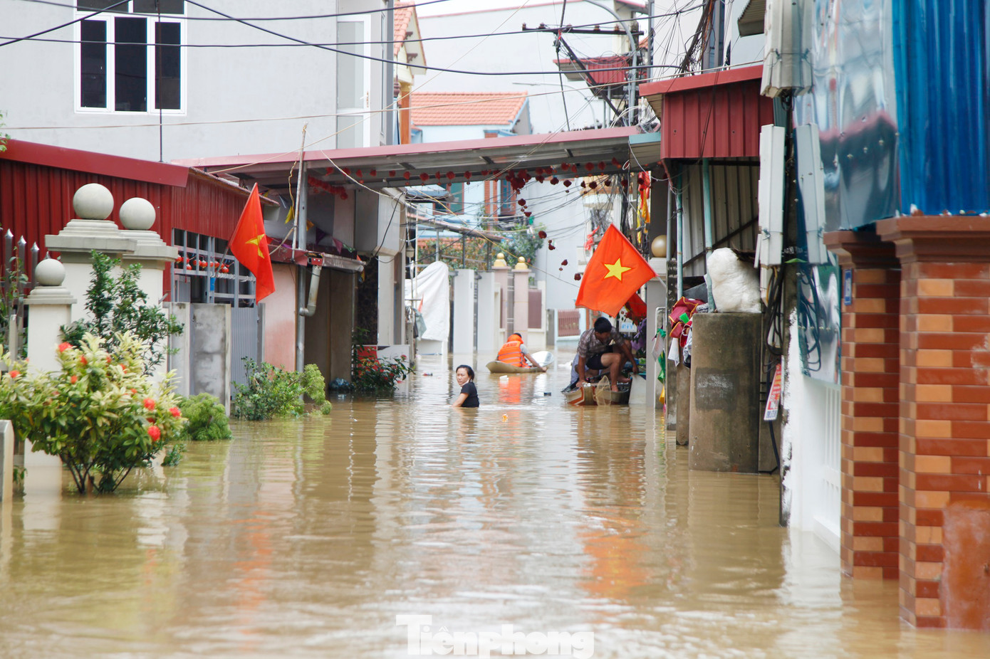 Tổ dân phố Nam Ngạn có 350 hộ, với khoảng 1.300 nhân khẩu bị cô lập do nước lũ. Mấy ngày qua, lực lượng công an luôn có mặt ở đây để di tản và tiếp tế lương thực, thực phẩm cho người dân. Ảnh: Nguyễn Thắng