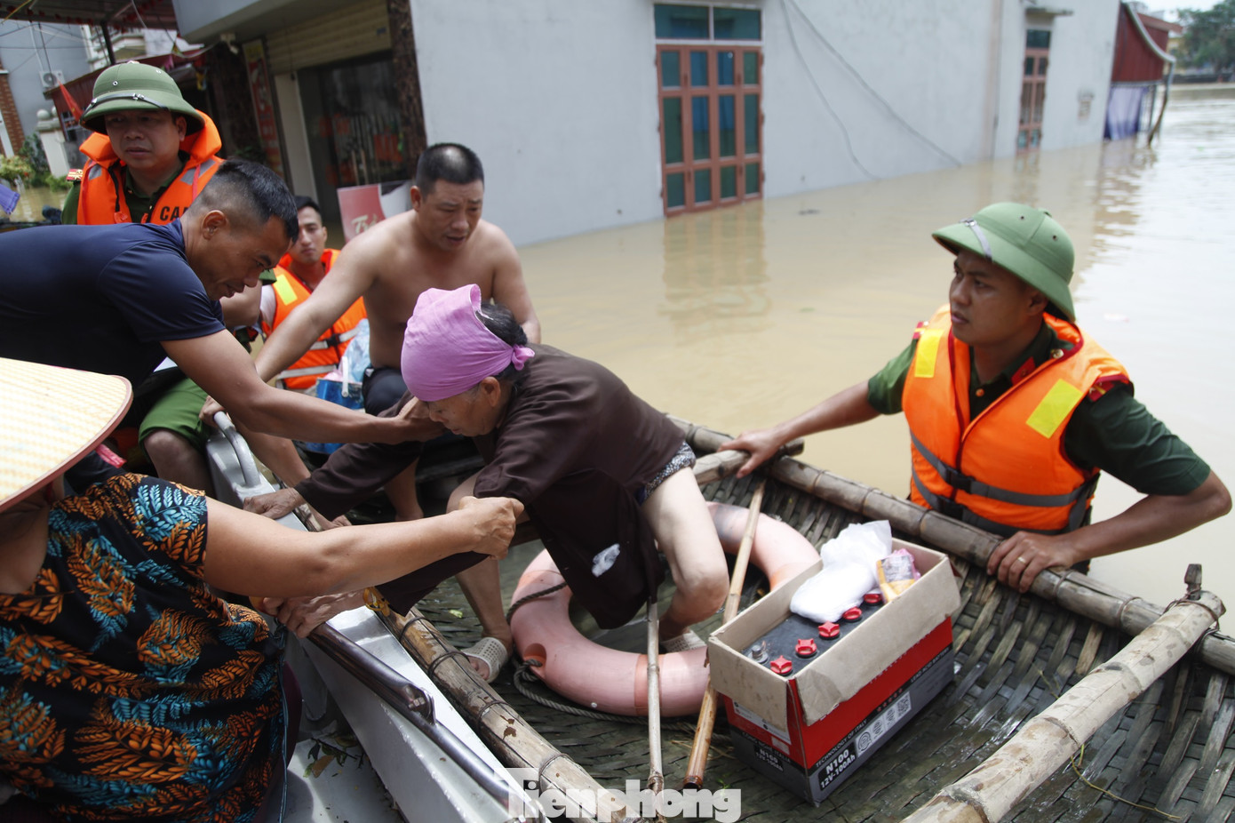 Theo lãnh đạo Công an tỉnh Bắc Giang, Công an tỉnh Bắc Giang huy động 100% cán bộ, chiến sĩ để ứng phó với bão lũ, giúp dân. Ảnh: Nguyễn Thắng