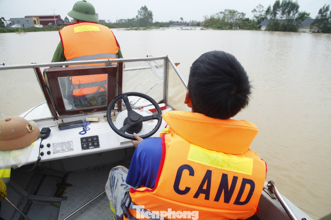 Đầu giờ sáng, phóng viên báo Tiền Phong theo ca nô của lực lượng công an vào Tổ dân phố Nam Ngạn, phường Quang Châu (thị xã Việt Yên, Bắc Giang) để ghi nhận công tác di tản người dân. Đây là khu vực bị ngập sâu trong nước lũ ở tỉnh Bắc Giang. Ảnh: Nguyễn Thắng