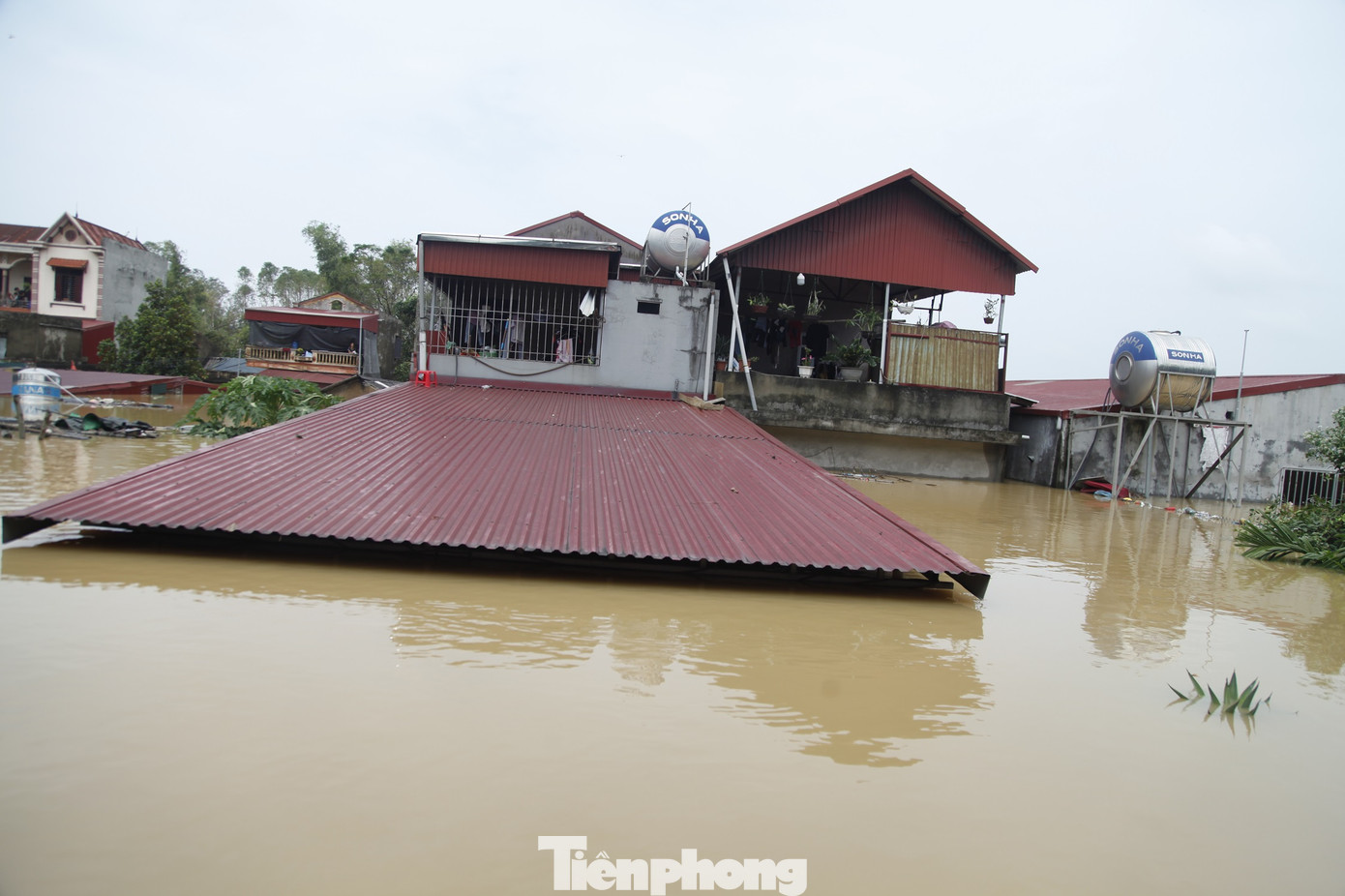 Tổ dân phố Nam Ngạn có chỗ ngập sâu đến mái nhà. Ảnh: Nguyễn Thắng