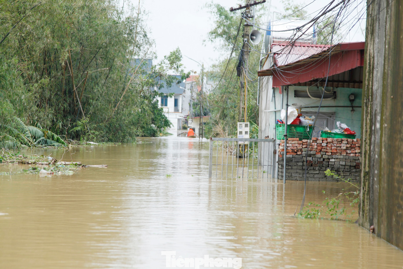 Các chiến sĩ công an len lỏi vào từng ngõ để đưa người dân ra khỏi vùng nước lũ. Ảnh: Nguyễn Thắng
