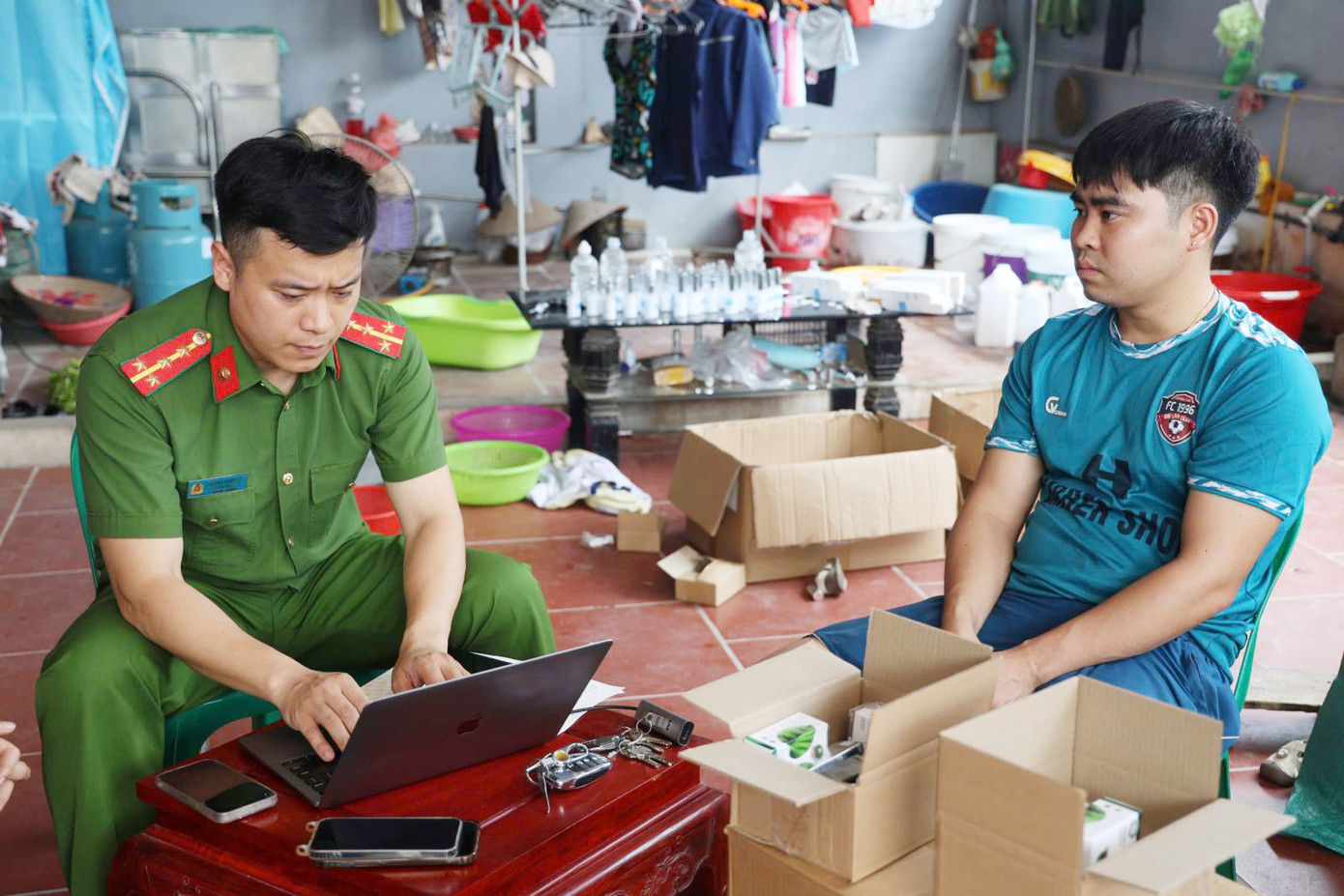 Công an làm việc với Nguyễn Văn Khánh. Ảnh: Công an tỉnh Bắc Giang Công an làm việc với Nguyễn Văn Khánh. Ảnh: Công an tỉnh Bắc Giang