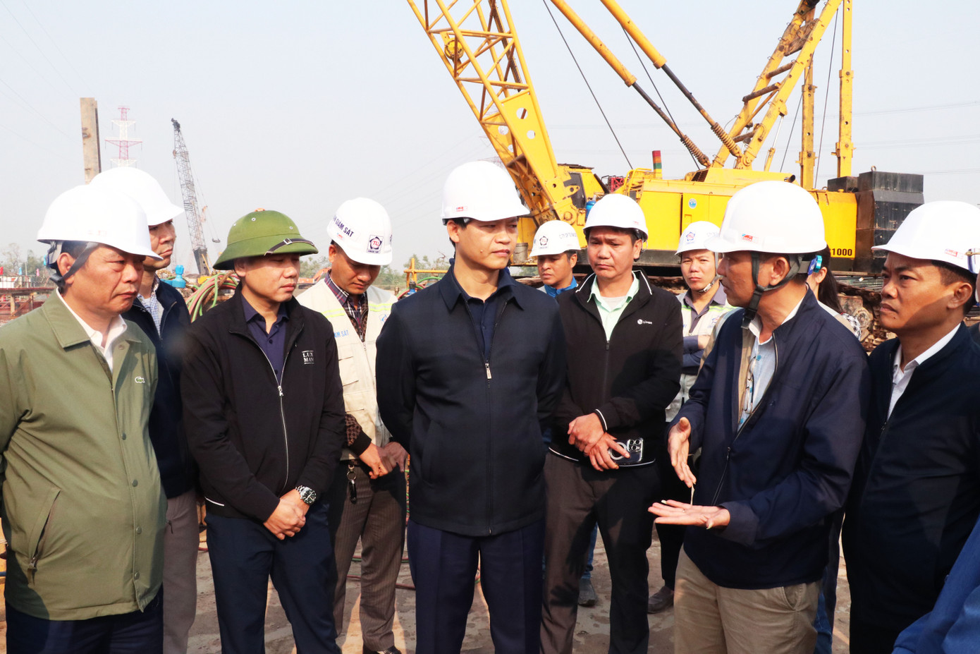 Chủ tịch UBND tỉnh Bắc Ninh Vương Quốc Tuấn (ở giữa) kiểm tra dự án cầu Kênh Vàng. Chủ tịch UBND tỉnh Bắc Ninh Vương Quốc Tuấn (ở giữa) kiểm tra dự án cầu Kênh Vàng.