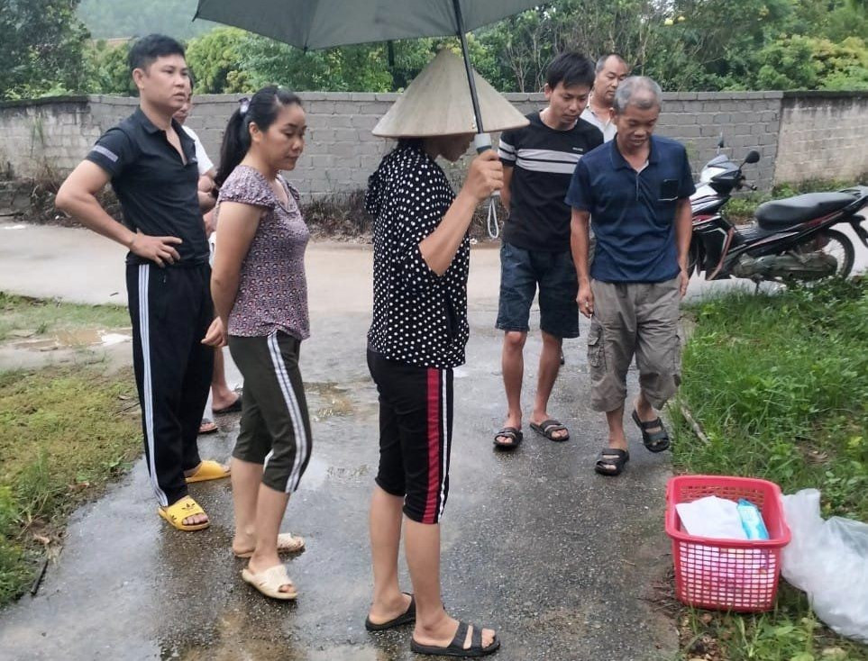 Người dân xã Canh Nậu phát hiện bé trai vài ngày tuổi bị bỏ rơi.