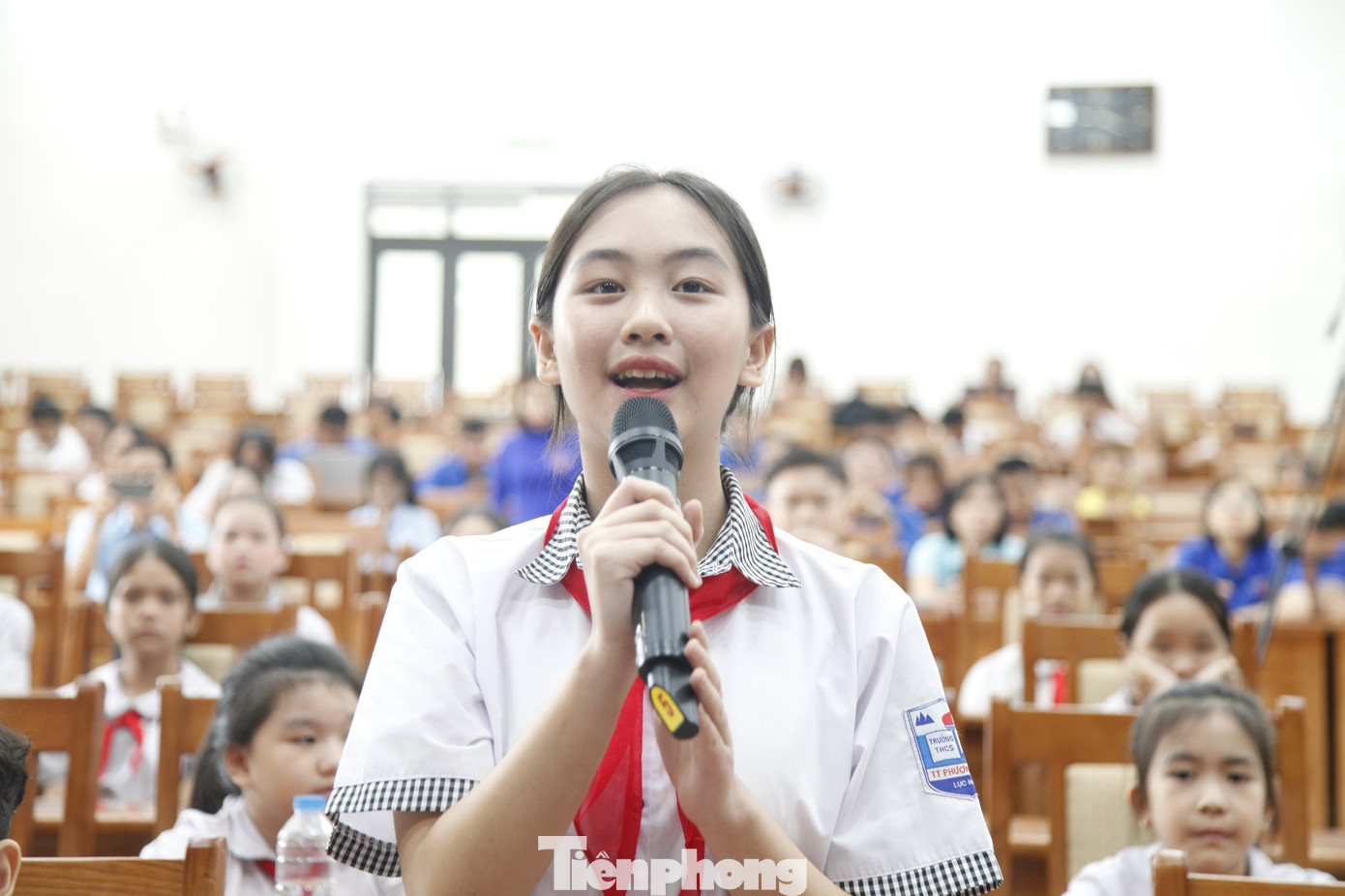 Một em học sinh đặt câu hỏi đến đại biểu tại diễn đàn. Ảnh: Nguyễn Thắng