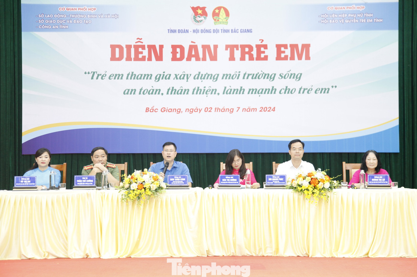 Các đại biểu trả lời câu hỏi của các em học sinh. Ảnh: Nguyễn Thắng