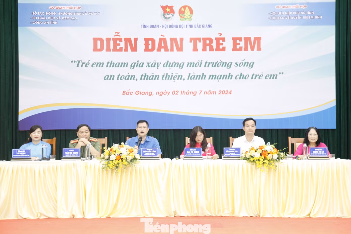 Các đại biểu trả lời câu hỏi của các em học sinh. Ảnh: Nguyễn Thắng