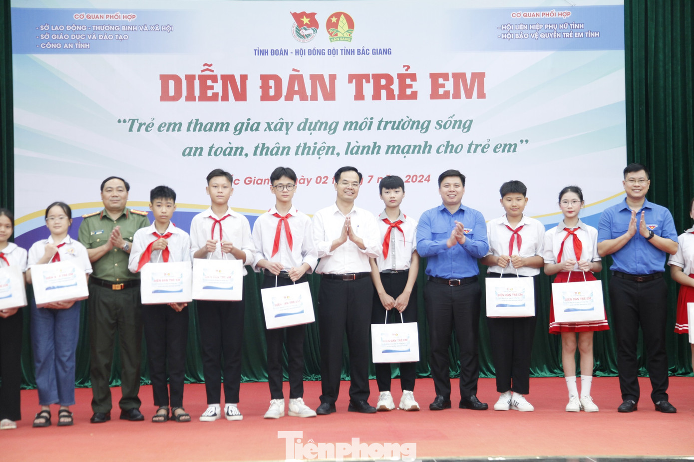 Ban tổ chức tặng quà các em học sinh. Ảnh: Nguyễn Thắng