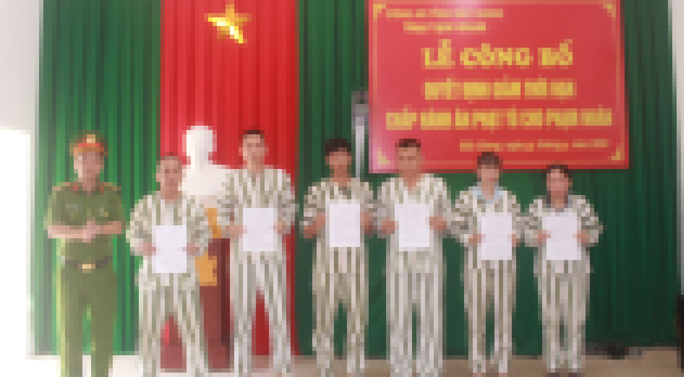 Trao các quyết định giảm thời hạn chấp hành án phạt tù cho phạm nhân. Trao các quyết định giảm thời hạn chấp hành án phạt tù cho phạm nhân.