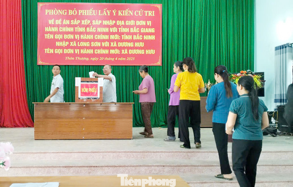 Cử tri huyện Sơn Động bỏ phiếu ý kiến sáp nhập với tỉnh Bắc Giang và sắp xếp đơn vị hành chính cấp xã. Ảnh: Nguyễn Thắng