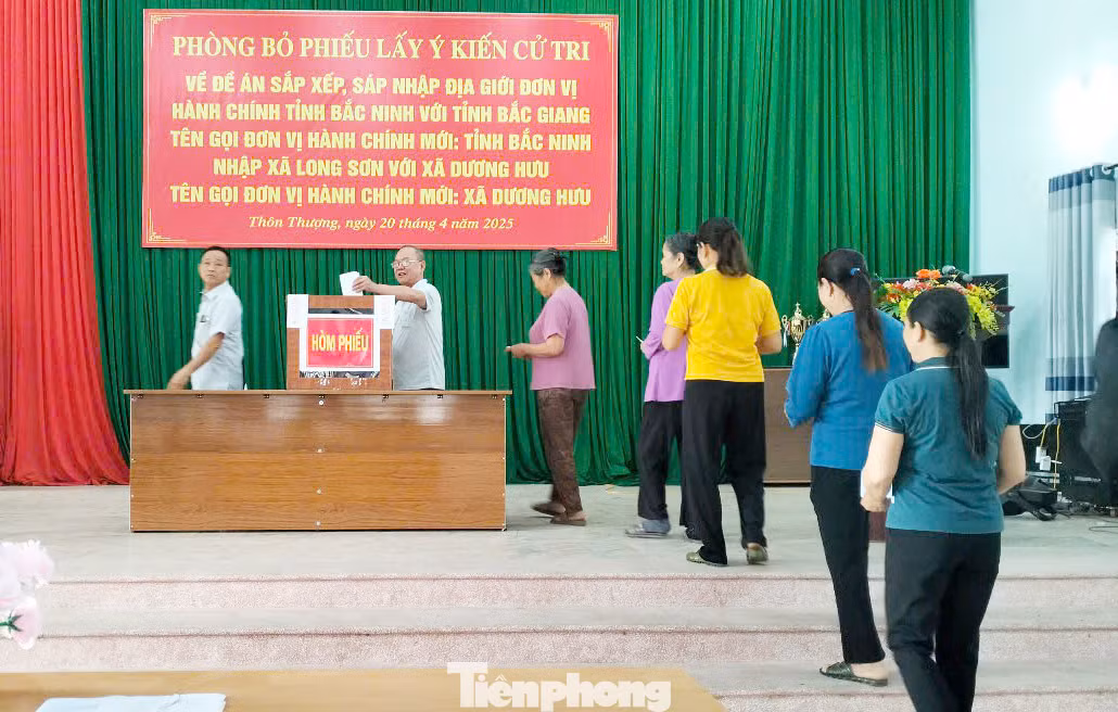 Cử tri huyện Sơn Động bỏ phiếu ý kiến sáp nhập với tỉnh Bắc Giang và sắp xếp đơn vị hành chính cấp xã. Ảnh: Nguyễn Thắng Cử tri huyện Sơn Động bỏ phiếu ý kiến sáp nhập với tỉnh Bắc Giang và sắp xếp đơn vị hành chính cấp xã. Ảnh: Nguyễn Thắng