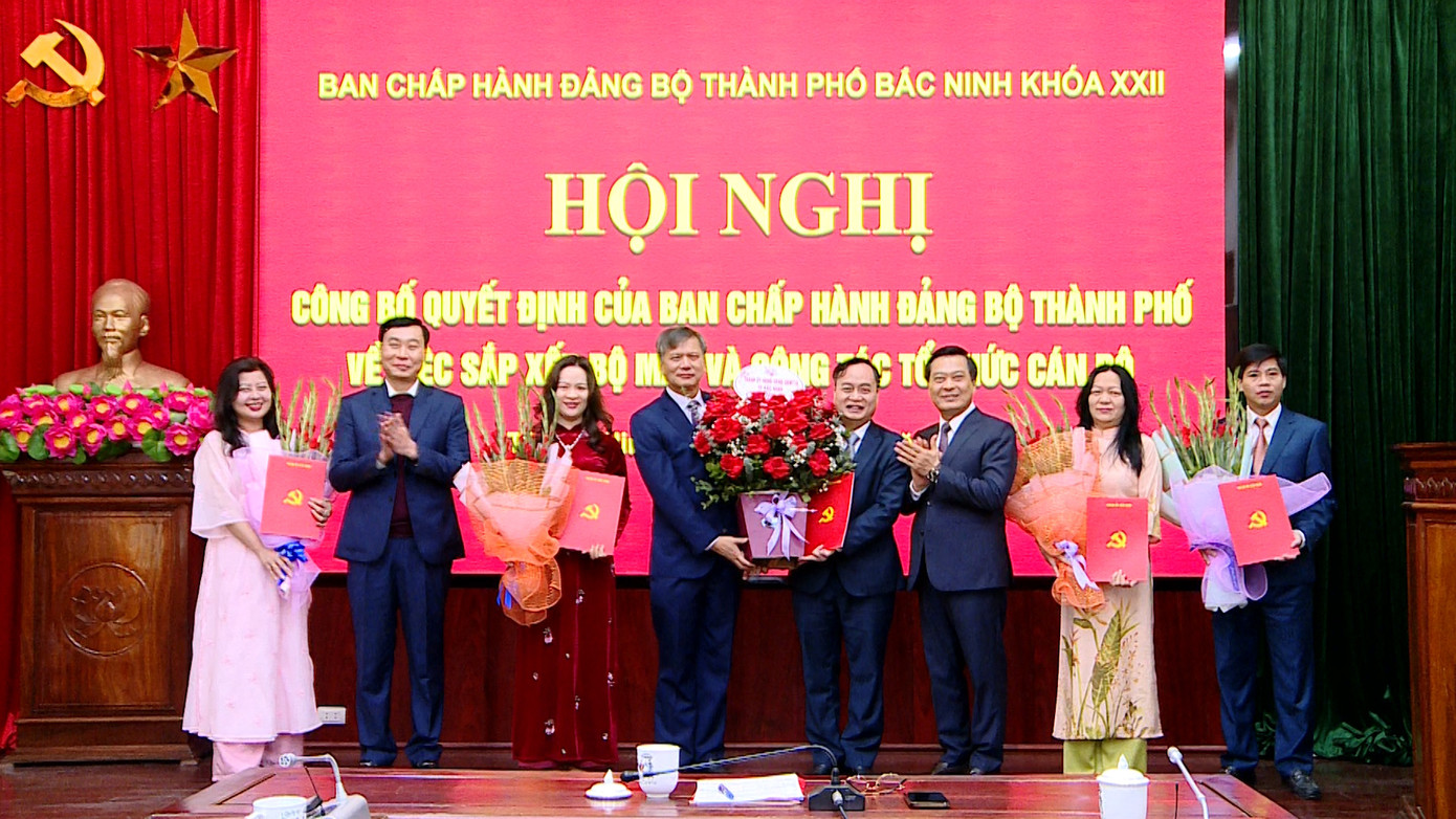 Thành ủy Bắc Ninh hợp nhất Ban Tuyên giáo với Ban Dân vận. Ảnh: Mạnh Tùng.