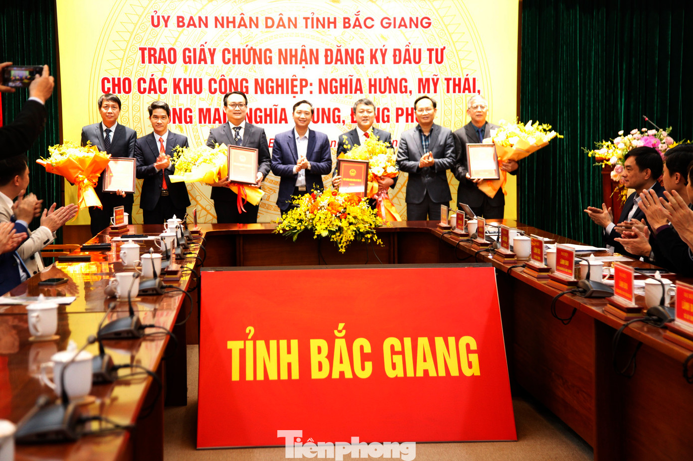 Lãnh đạo UBND tỉnh Bắc Giang trao giấy chứng nhận đầu tư cho 4 dự án khu công nghiệp. Ảnh: Nguyễn Thắng. Lãnh đạo UBND tỉnh Bắc Giang trao giấy chứng nhận đầu tư cho 4 dự án khu công nghiệp. Ảnh: Nguyễn Thắng.