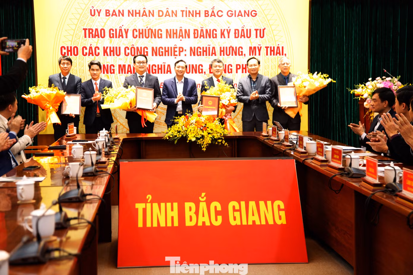 Lãnh đạo UBND tỉnh Bắc Giang trao giấy chứng nhận đầu tư cho 4 dự án khu công nghiệp. Ảnh: Nguyễn Thắng.