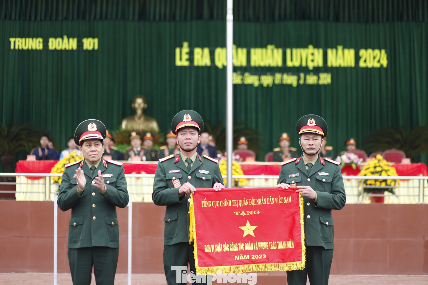 Thiếu tướng Nguyễn Đức Hưng - Bí thư Đảng ủy, Chính ủy Quân Đoàn 12 tặng cờ thi đua cho Trung đoàn BB 101. Thiếu tướng Nguyễn Đức Hưng - Bí thư Đảng ủy, Chính ủy Quân Đoàn 12 tặng cờ thi đua cho Trung đoàn BB 101.