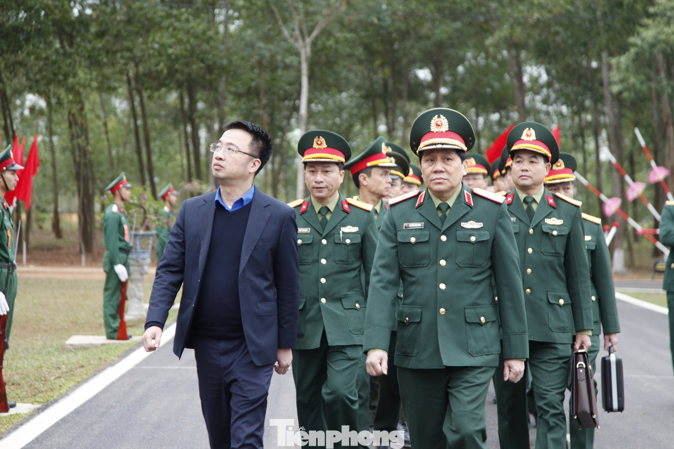 Bí thư Trung ương Đoàn, Phó Chủ nhiệm Thường trực Ủy ban Quốc gia về Thanh niên Việt Nam - anh Nguyễn Tường Lâm và Thiếu tướng Nguyễn Đức Hưng - Bí thư Đảng ủy, Chính ủy Quân Đoàn 12 dự chương trình. Ảnh: Nguyễn Thắng Bí thư Trung ương Đoàn, Phó Chủ nhiệm Thường trực Ủy ban Quốc gia về Thanh niên Việt Nam - anh Nguyễn Tường Lâm và Thiếu tướng Nguyễn Đức Hưng - Bí thư Đảng ủy, Chính ủy Quân Đoàn 12 dự chương trình. Ảnh: Nguyễn Thắng