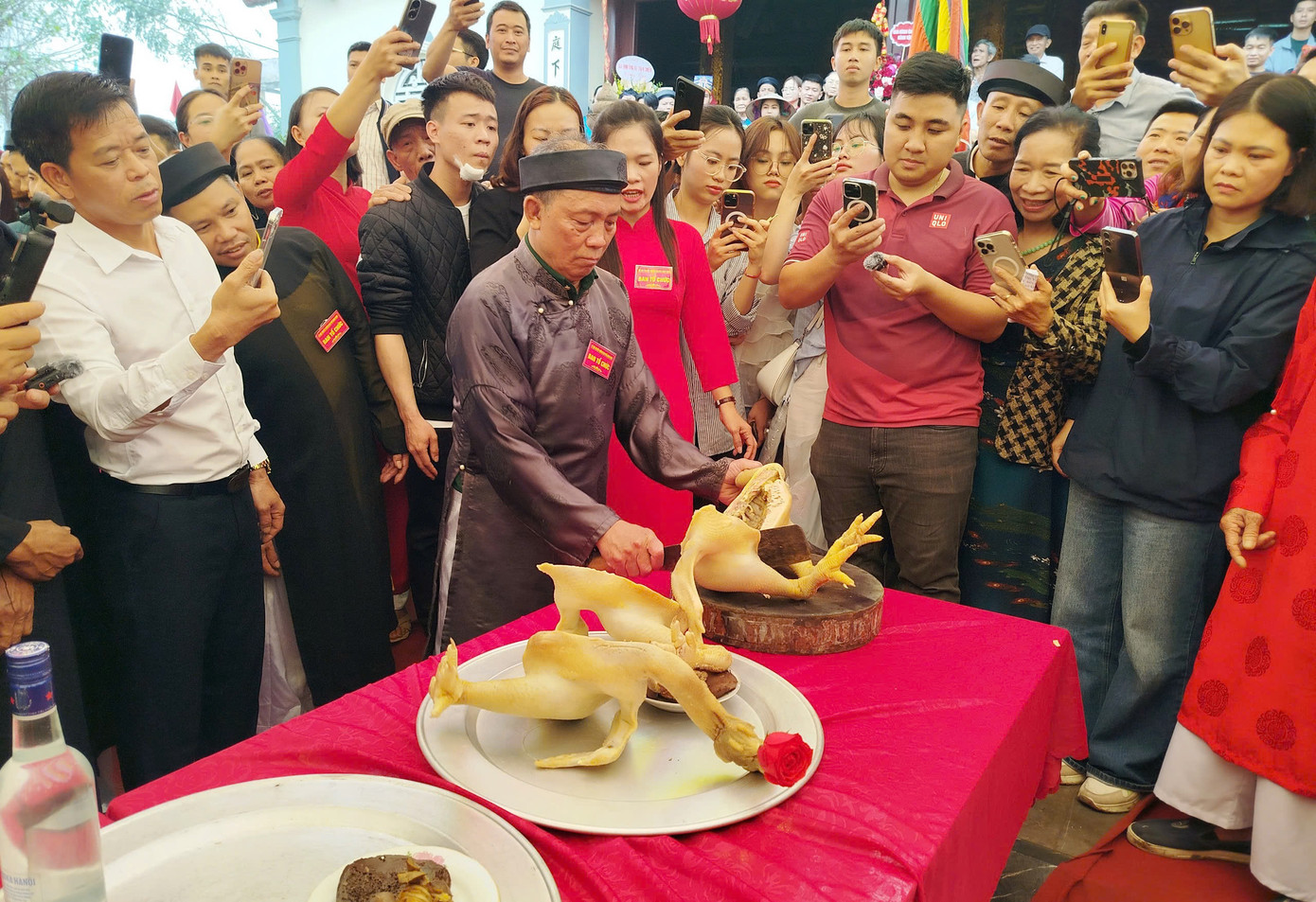 Chặt gà kiểm tra nếu gà bị đỏ cũng bị loại.