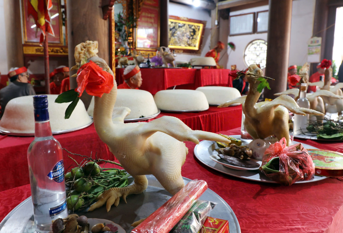 Gà cúng dâng vào đình phải được lựa chọn kỹ càng, gà trống có trọng lượng từ 4,5 kg trở lên, mào đỏ, móng sắc nhọn, thường là giống gà Hồ, gà Đông Tảo, gà lai Pháp.