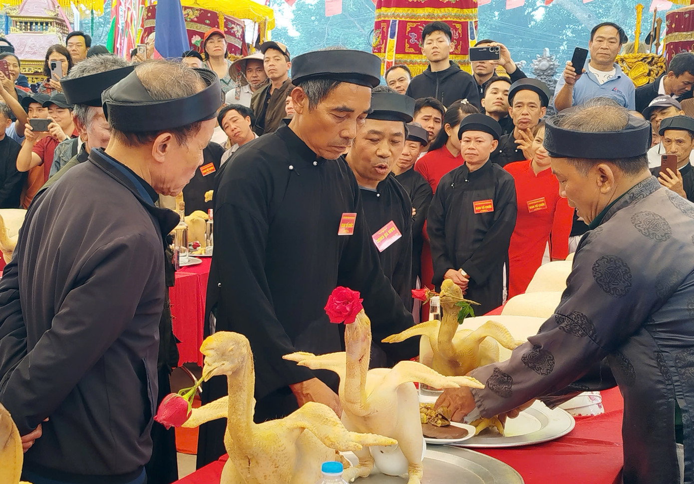 Gà mang ra đình lễ thánh yêu cầu từ lúc cắt tiết cho đến vặt lông và mổ phải làm cẩn thận không để trầy xước da và các bộ phận. Các vết cắt tiết và mổ được khâu lại, dùng các thanh tre lạt buộc cố định để gà đứng được, rồi mới cho vào xoong, đun nước sôi dội từ đầu xuống, khi nước ngập đun nước sôi lăn tăn, tắt bếp ngâm gà từ 6-8 tiếng mới vớt ra.