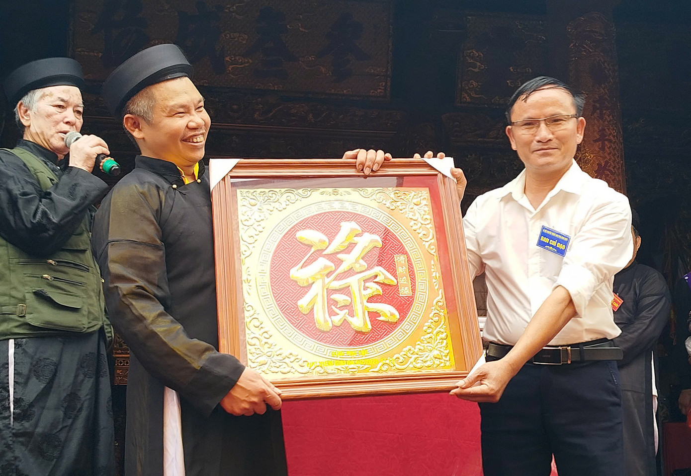 Mỗi mâm xôi gà được giải được thưởng một quả cau, một lá trầu và một chữ “Lộc”.