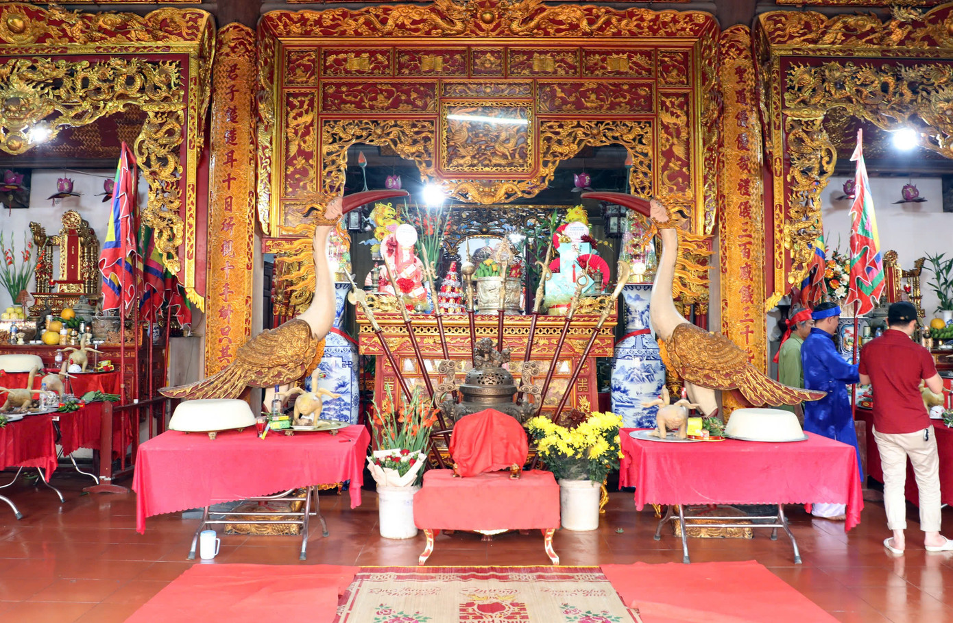 Gia đình nào trong khu phố có người đến tuổi 50 phải trình xôi, gà vào đình.