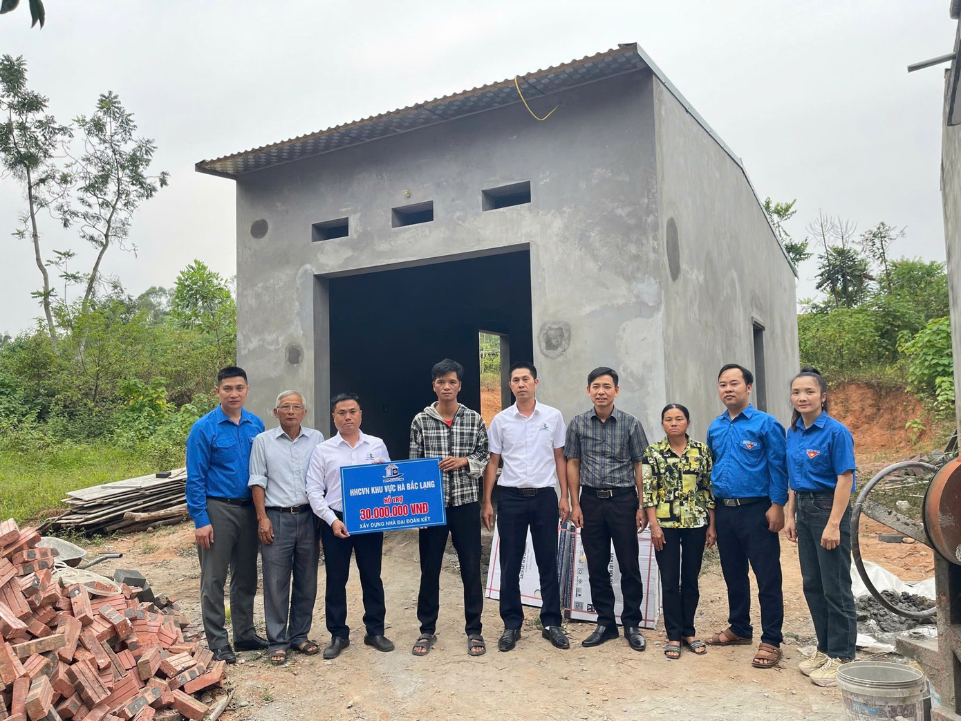 Hội LHTN tỉnh Bắc Giang trao 120 triệu sửa nhà cho người dân bị ảnh hưởng bởi bão.