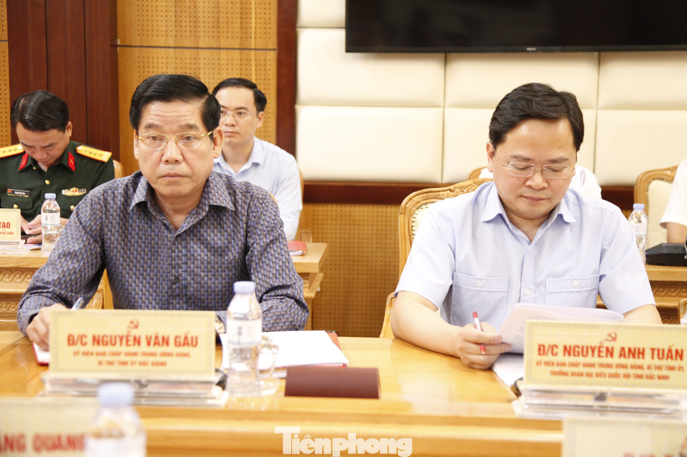 Bí thư Tỉnh ủy Bắc Giang Nguyễn Văn Gấu (bên trái) và Bí thư Tỉnh ủy Bắc Ninh Nguyễn Anh Tuấn dự hội nghị. Ảnh: Nguyễn Thắng Bí thư Tỉnh ủy Bắc Giang Nguyễn Văn Gấu (bên trái) và Bí thư Tỉnh ủy Bắc Ninh Nguyễn Anh Tuấn dự hội nghị. Ảnh: Nguyễn Thắng