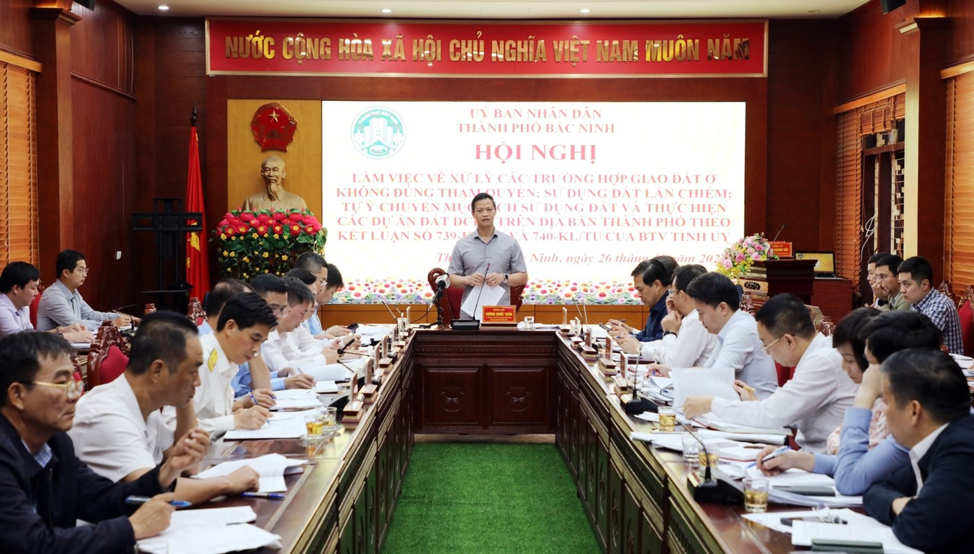 Chủ tịch UBND tỉnh Bắc Ninh Vương Quốc Tuấn làm việc với thành phố Bắc Ninh về xử lý các trường hợp giao đất ở không đúng thẩm quyền. Chủ tịch UBND tỉnh Bắc Ninh Vương Quốc Tuấn làm việc với thành phố Bắc Ninh về xử lý các trường hợp giao đất ở không đúng thẩm quyền.