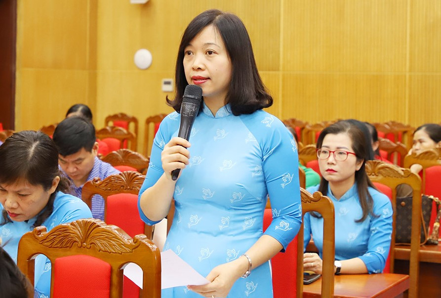 Đại biểu nêu ý kiến đến lãnh đạo tỉnh Bắc Giang.