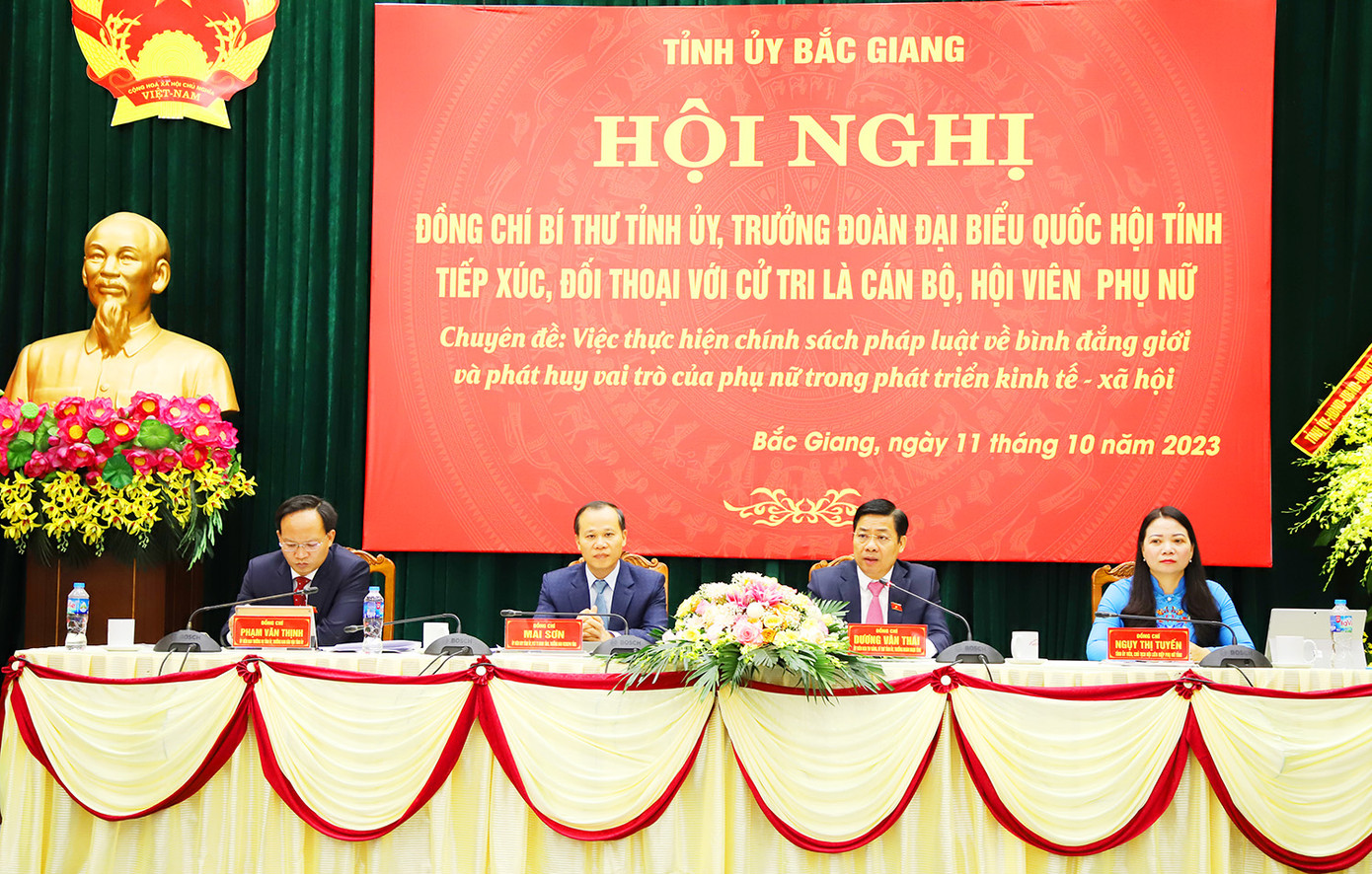 Bí thư Tỉnh ủy Bắc Giang Dương Văn Thái (thứ 2 bên phải) đối thoại với cử tri nữ về bình đẳng giới.