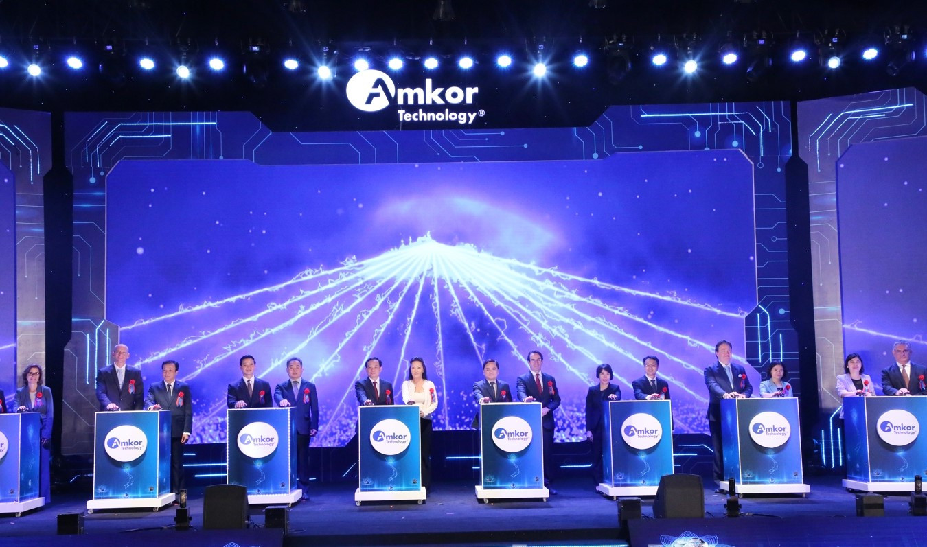 Phó Thủ tướng Trần Lưu Quang và lãnh đạo tỉnh Bắc Ninh khánh thành nhà máy của Tập đoàn Amkor Technology.