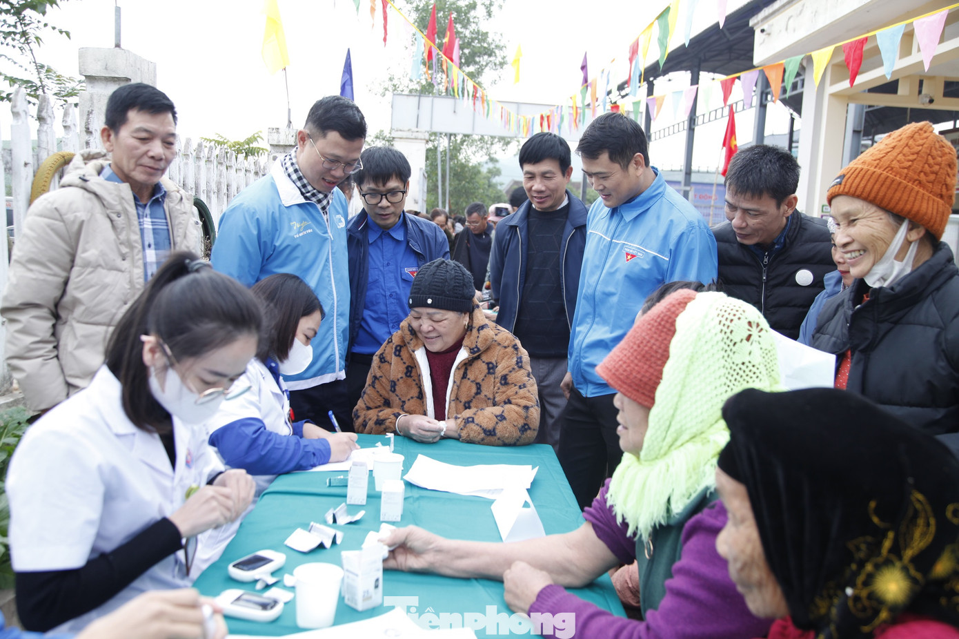 Thầy thuốc trẻ khám bệnh miễn phí cho người dân. Ảnh: Nguyễn Thắng Thầy thuốc trẻ khám bệnh miễn phí cho người dân. Ảnh: Nguyễn Thắng