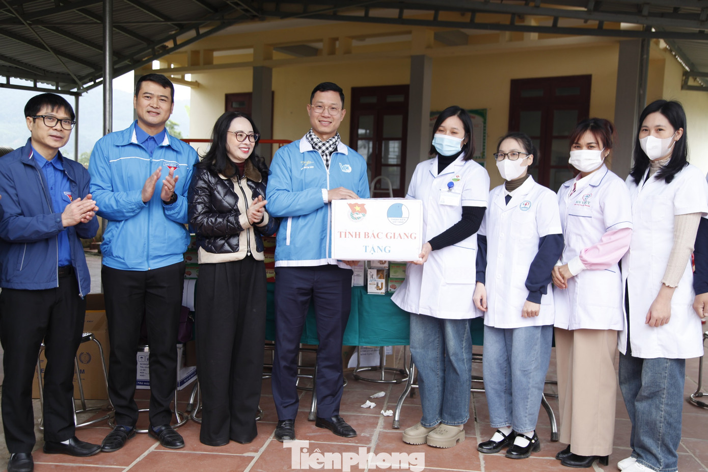 Lãnh đạo Tỉnh Đoàn Bắc Giang và UBND huyện Sơn Động động viên lực lượng tham gia tình nguyện. Ảnh: Nguyễn Thắng Lãnh đạo Tỉnh Đoàn Bắc Giang và UBND huyện Sơn Động động viên lực lượng tham gia tình nguyện. Ảnh: Nguyễn Thắng