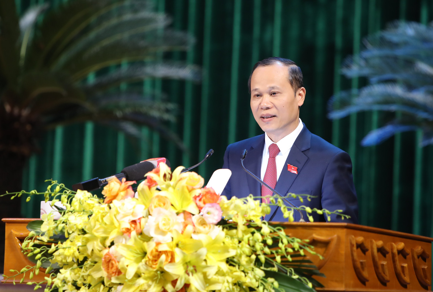 Quyền Chủ tịch UBND tỉnh Bắc Giang Mai Sơn phát biểu tại kỳ họp.