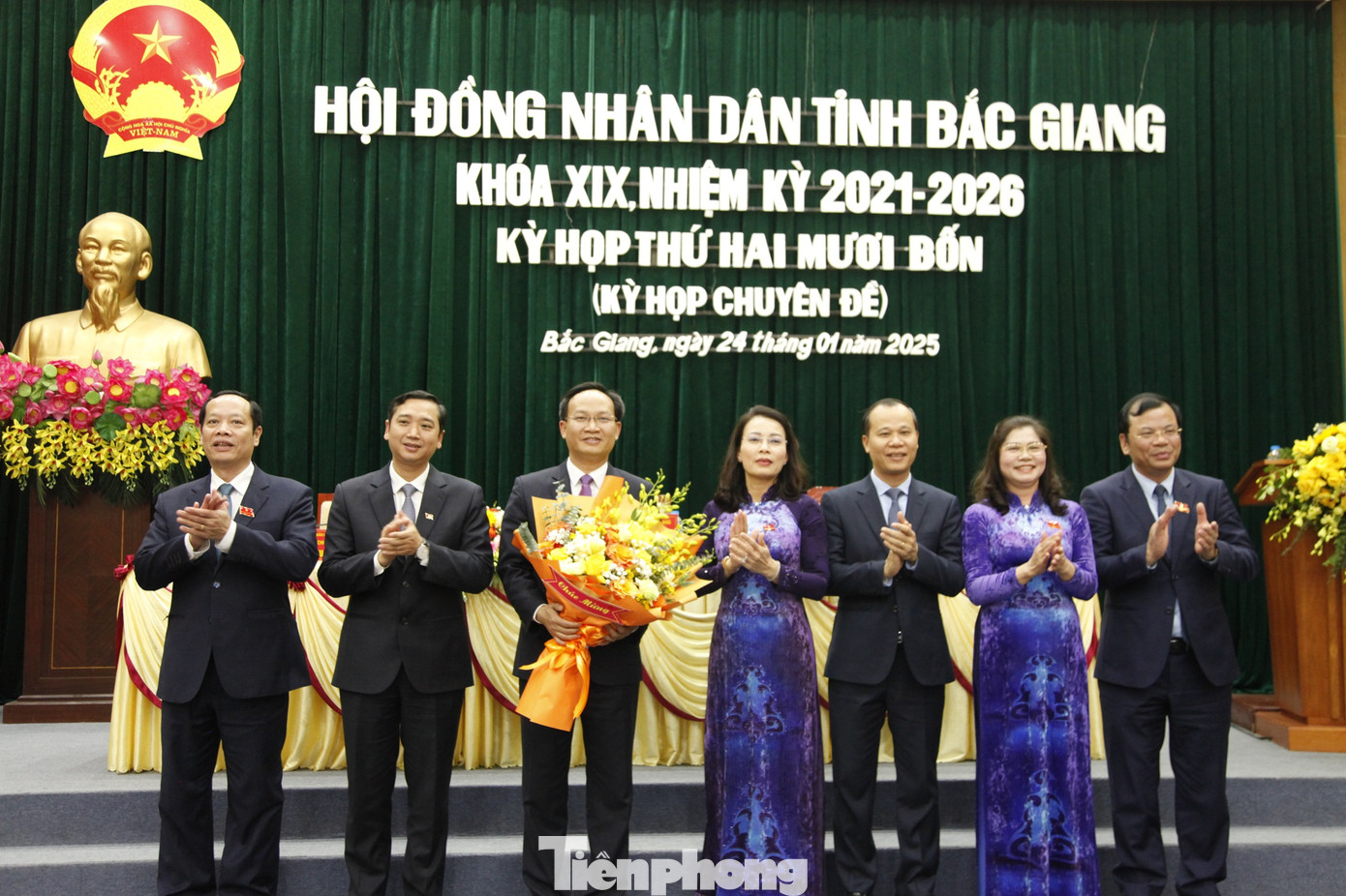 Lãnh đạo HĐND và UBND tỉnh Bắc Giang chúc mừng ông Thịnh (thứ 3 bên trái). Ảnh: Nguyễn Thắng Lãnh đạo HĐND và UBND tỉnh Bắc Giang chúc mừng ông Thịnh (thứ 3 bên trái). Ảnh: Nguyễn Thắng