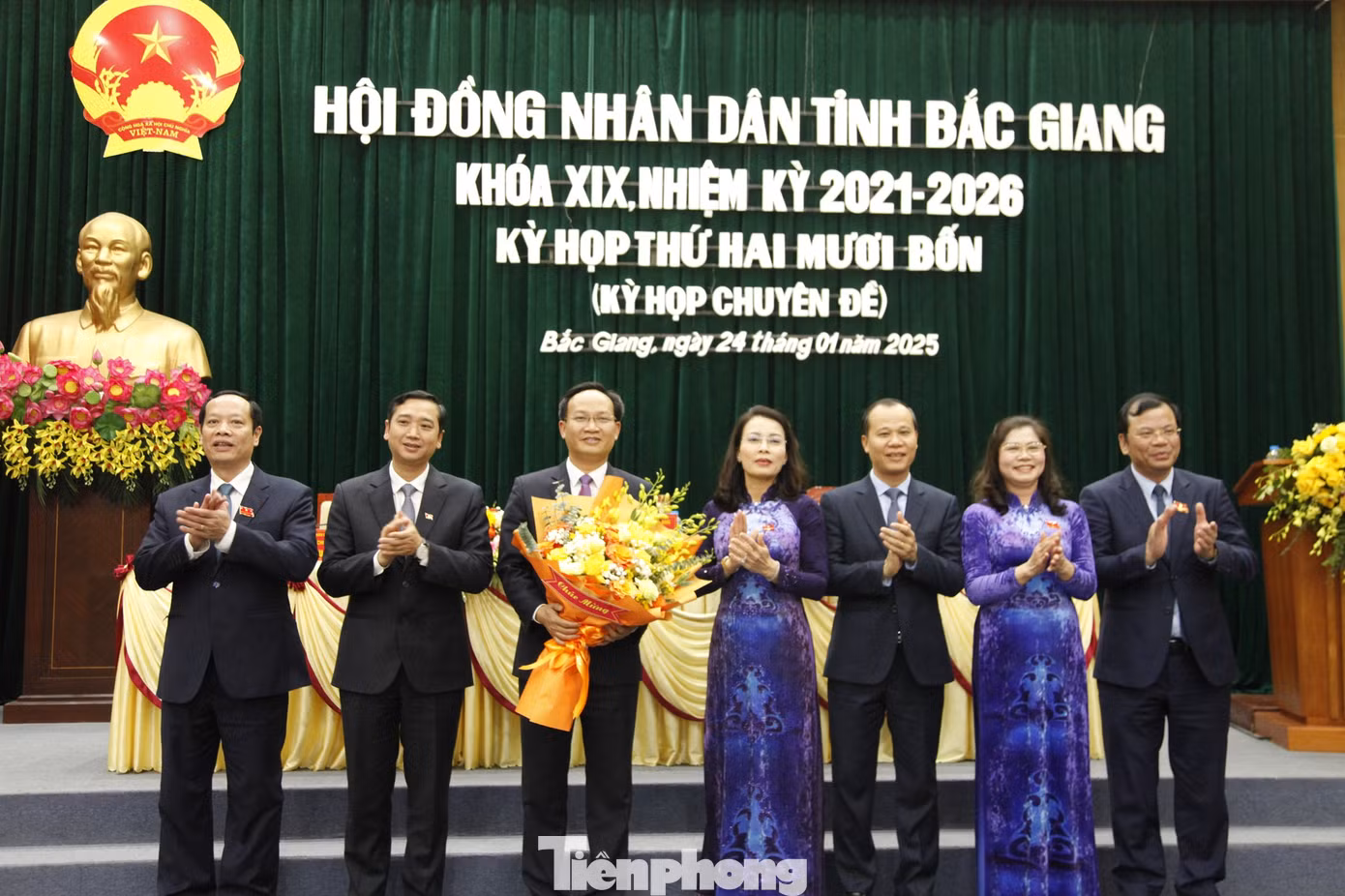 Lãnh đạo HĐND và UBND tỉnh Bắc Giang chúc mừng ông Thịnh (thứ 3 bên trái). Ảnh: Nguyễn Thắng