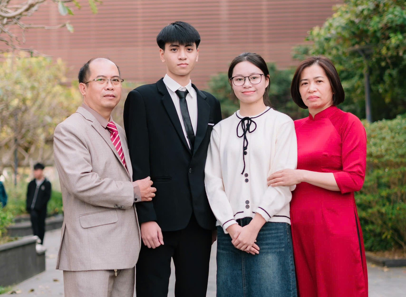 Đức cùng với bố mẹ và em gái họ. Đức cùng với bố mẹ và em gái họ.